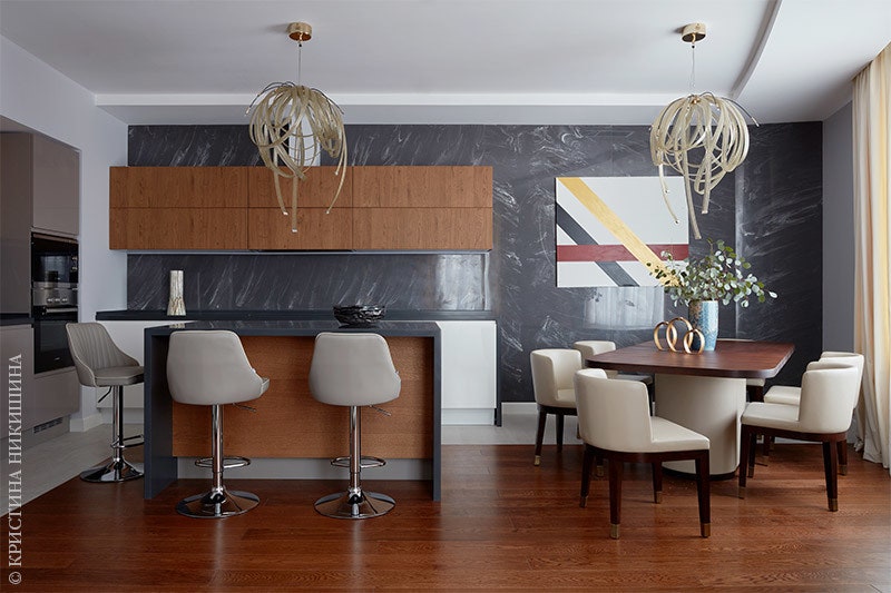 Вид на кухню и столовую. Стена за кухней оформлена литьевым мрамором по эскизам архитектора.