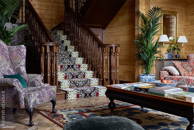 Дубовая двухпролетная ­лестница выполнена по эскизам Марины российскими столярами. Ковровая дорожка из шерсти тоже...