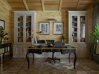 В кабинете хозяина сделанная на заказ библиотека письменный стол Selva кожаное кресло Jansen Furniture. Бра и настольная...