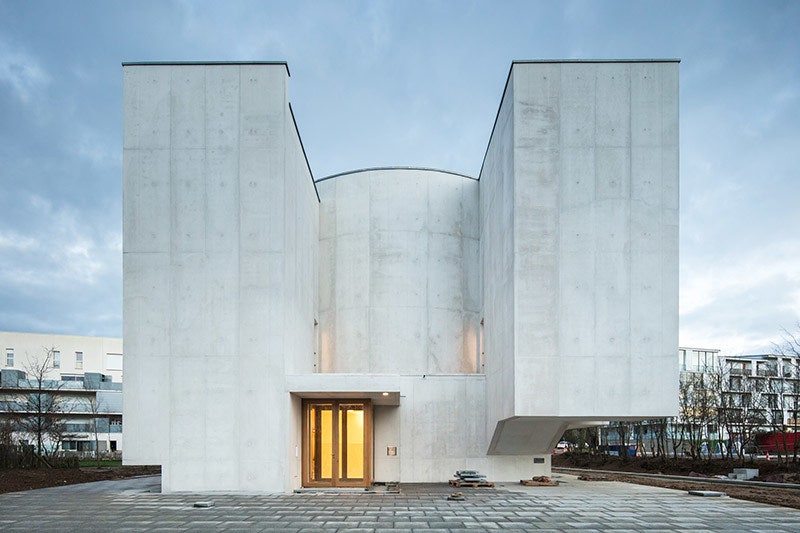 Бетонная церковь по проекту Алваро Сизы Виейры в Бретани история создания и фото