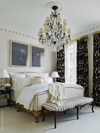 Спальня. Над кроватью висят две работы чилийской художницы Марилу Норденфлихт. Кровать скамья Noble Estate люстра...