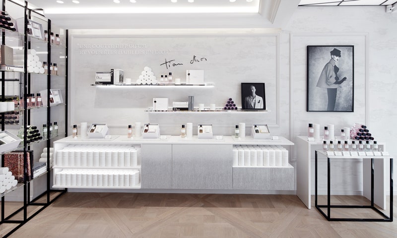 Парфюмерный корнер Maison Christian Dior в ГУМе в Москве фото интерьеров