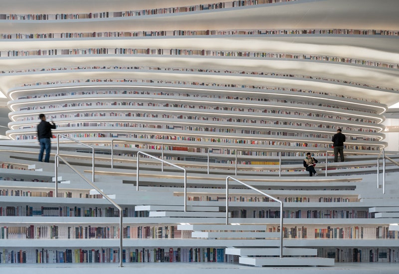 Космический интерьер библиотеки в Китае в Тяньцзине