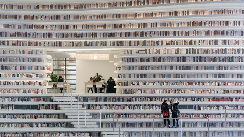 Космический интерьер библиотеки в Китае в Тяньцзине