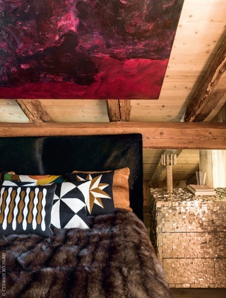 Гостевая спальня. Над кроватью картина Choux Rouge художника Чарлза Белла. Прикроватная тумбочка из пирита была найдена...