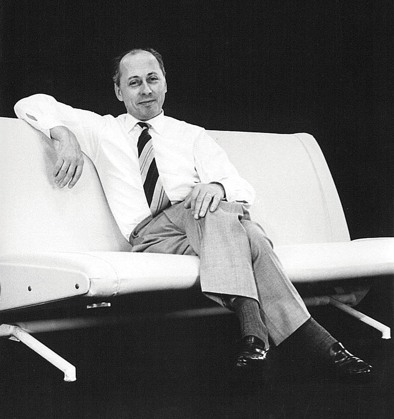 Освальдо Борсани на одном из созданных им диванов.