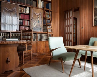 Библиотека. Старинная мебель соседствует с образцами разработанными братьями Борсани.