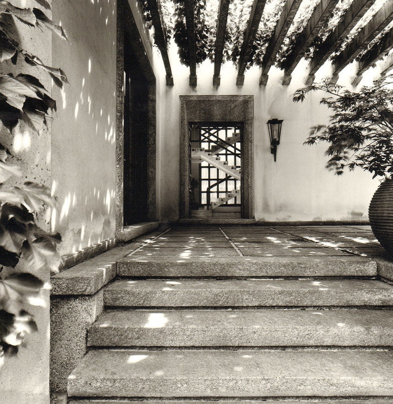 Пергола. Через открытую дверь на заднем плане видна лестница в гостиной. Фото сделано в 1945 году.