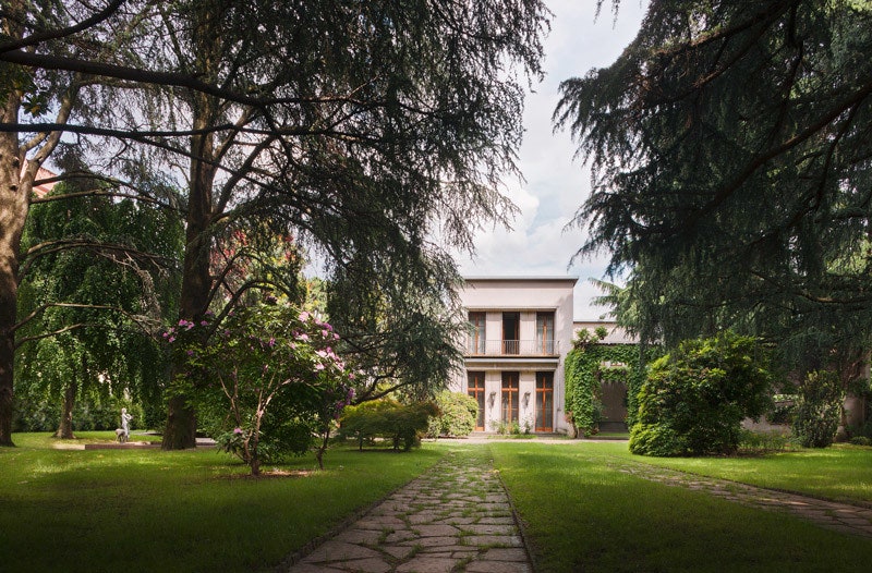 Вилла Борсани в Милане построенная в 1940х годах сохранила неповторимый дух времени.