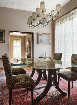 Столовая с бразильским столом из оникса и набором стульев спроектированных Освальдо Борсани.