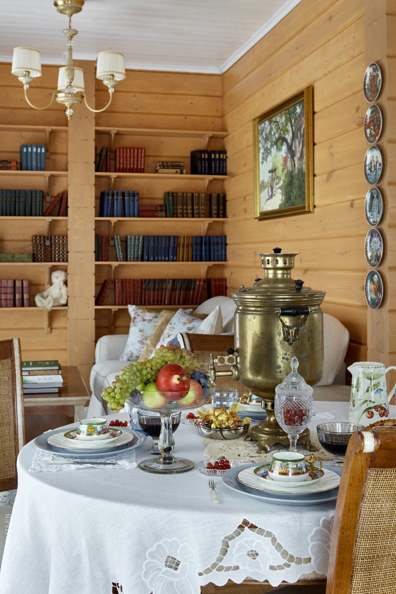 Вид от столовой на гостиную. Чашкиблюдца коллекционные форма И. Билибина тарелки — ИФЗ кувшин Gien Франция.