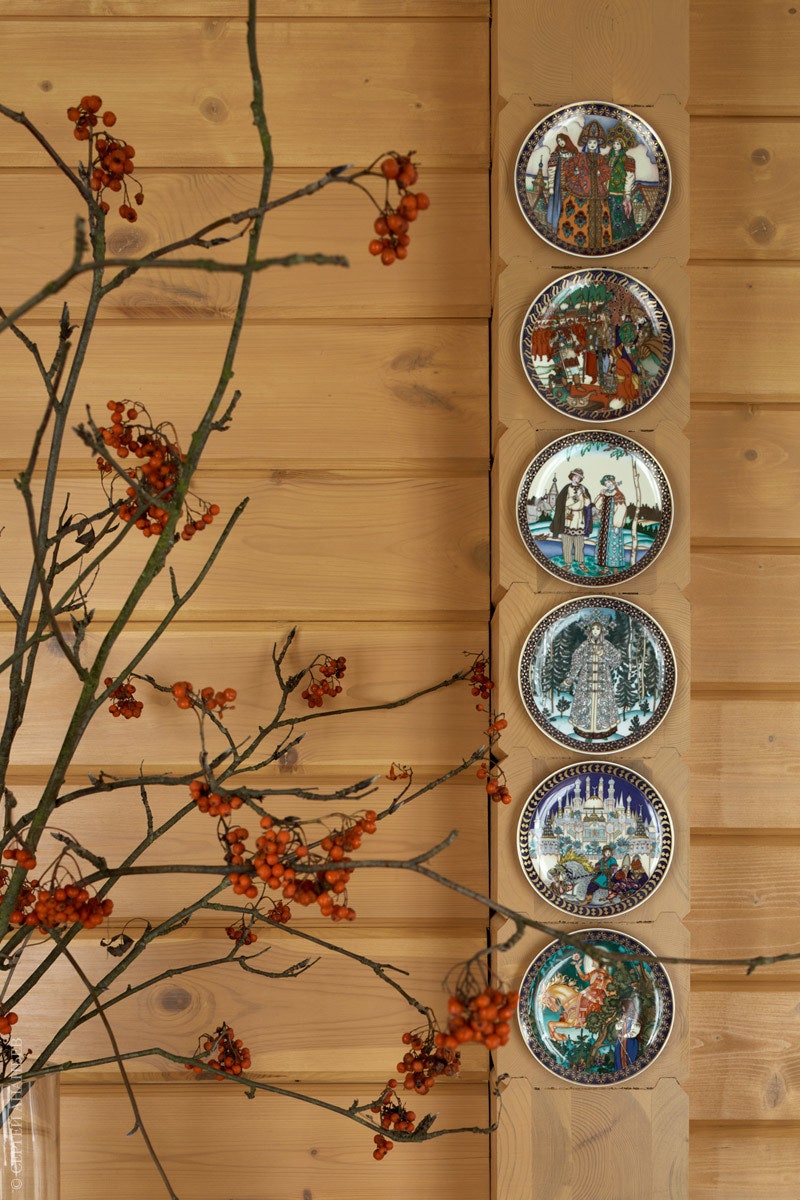 Декоративные тарелки на стене — антикварные Villeroy amp Boch “Русские сказки” собственность хозяев.