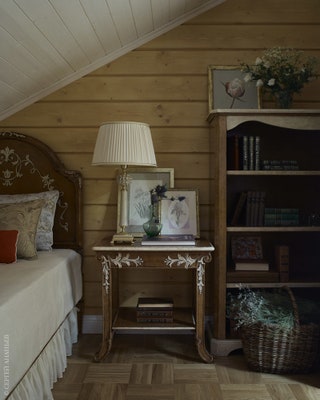 Гостевая спальня. Мебель Vittorio Griffoni настольная лампа Le Porcellane рисунки Екатерины Владимировой.