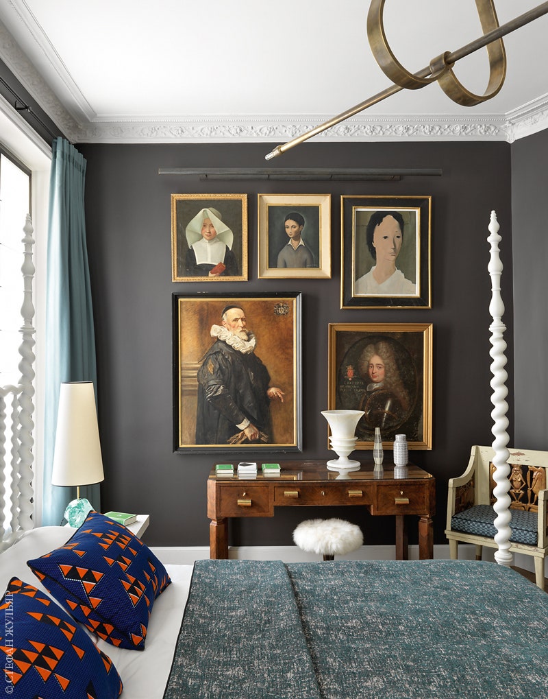 Фрагмент главной спальни. Кровать тумбочки и люстра по дизайну ЖанаЛуи Денио. На стене коллекция картин купленных на...