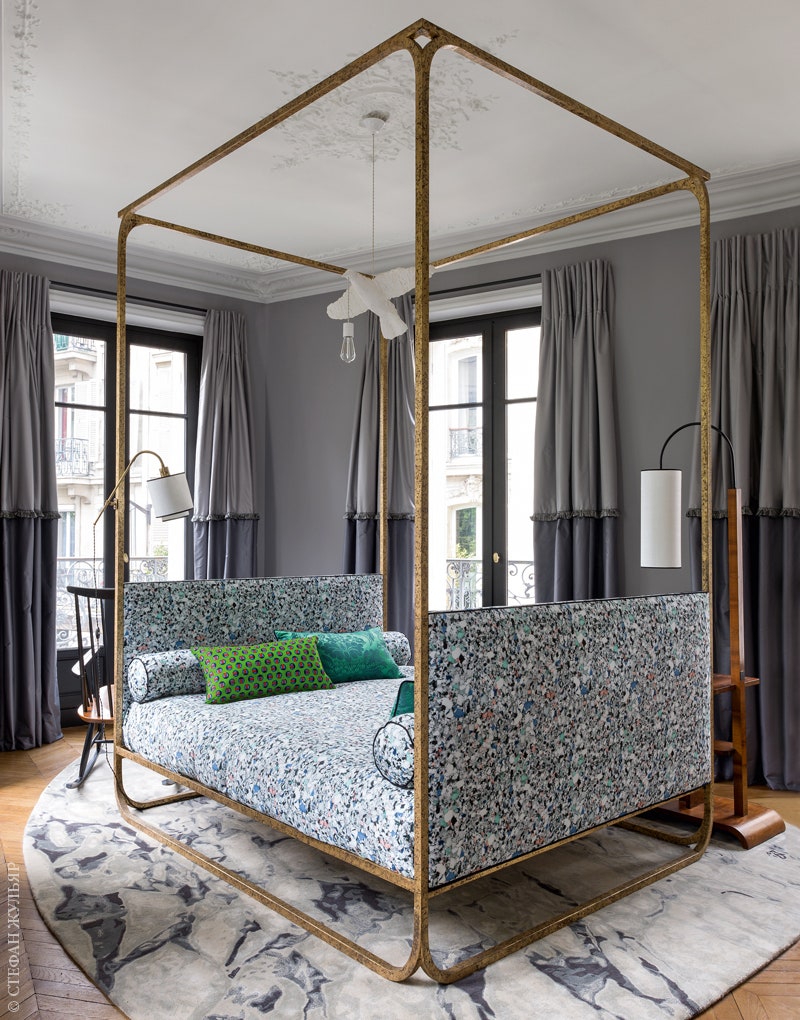 Гостевая спальня. Кровать сделана по дизайну ЖанаЛуи Денио. Она обтянута тканью Motif Mousse Robert Normand. Ковер тоже...