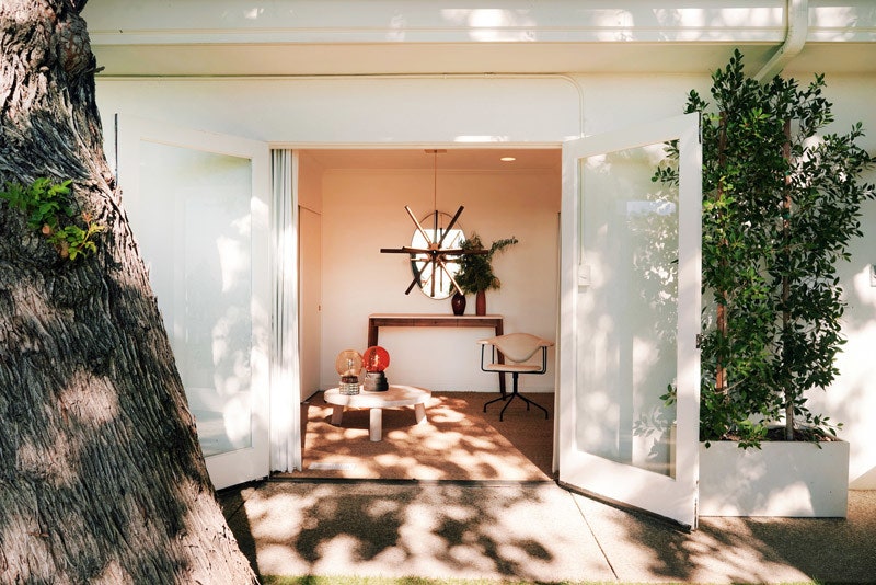 Дизайнгалерея Casa Perfect в бывшем доме Элвиса Пресли фото интерьеров виллы в ЛосАнджелесе