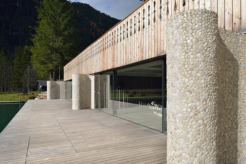 Спаотель Plesnik в Словении фото обновленных интерьеров от архитектурного бюро Enota