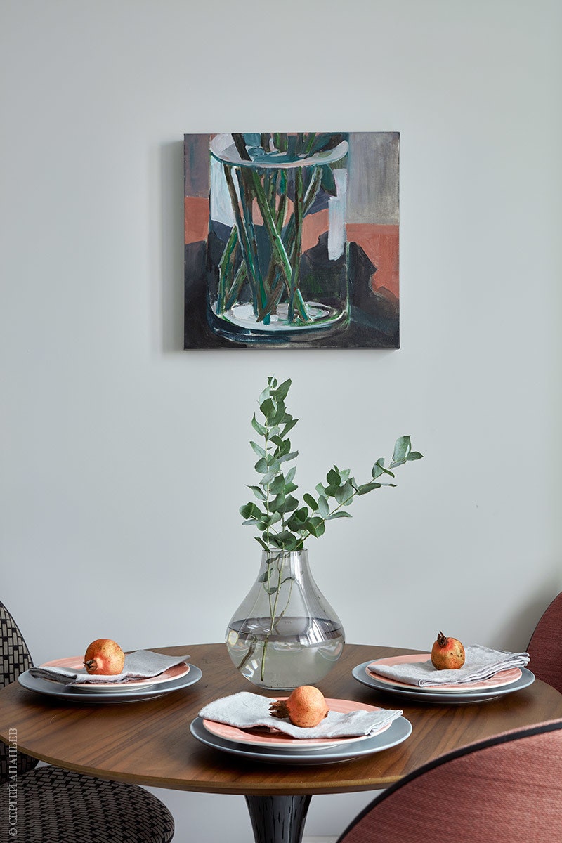 Фрагмент кухни. На стене работа Марии Костаревой “Темнокрасные розы” галерея Art Brut. Ваза MoonStores.