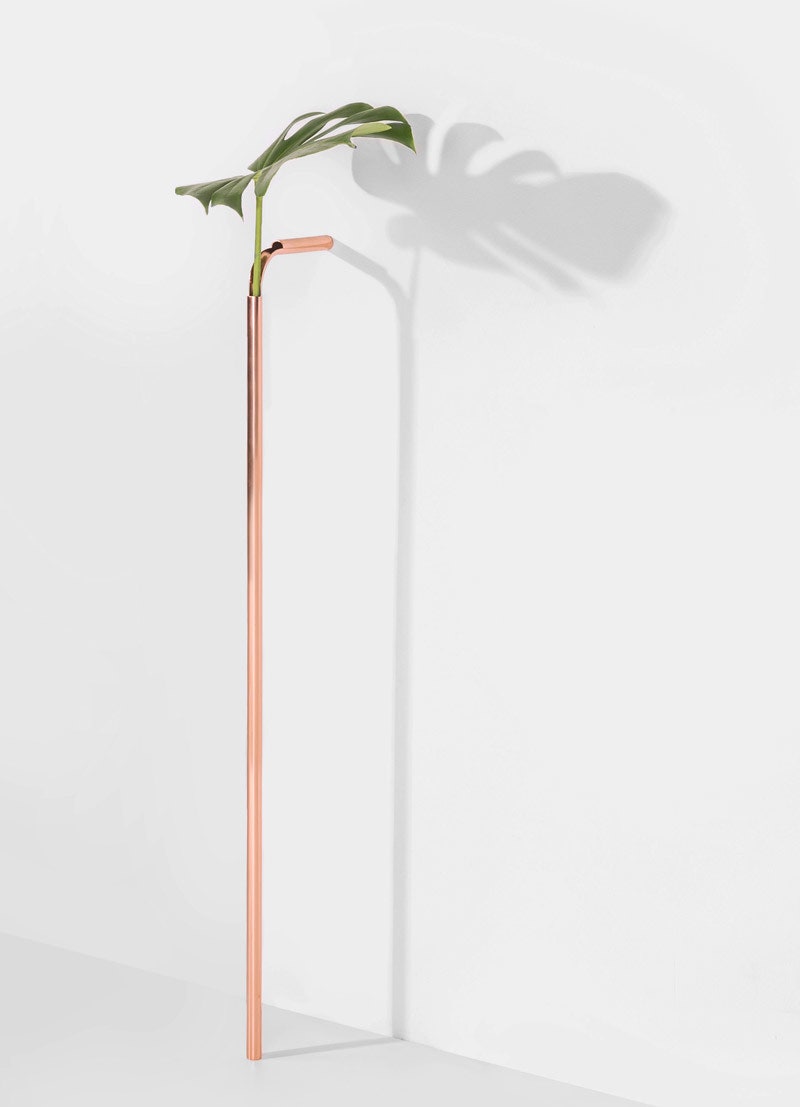 Тонкая ваза от дизайнера Гильерме Вэнца из Бразилии рассчитанная на один цветок