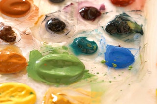 Все художники разводят себе краски сами из порошков.