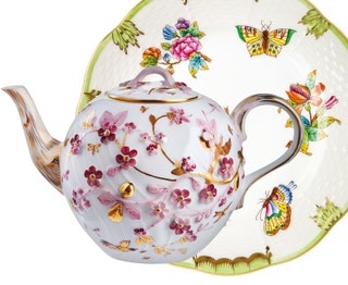 Тарелка из сервиза “Виктория” выпущенного впервые в 1851 году. Чайник с декором Fleuraison Magenta.