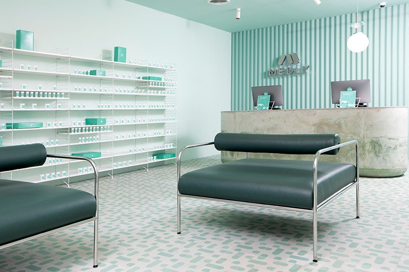 Мятная аптека Medly Pharmacy в Бруклине фото дизайнерского интерьера