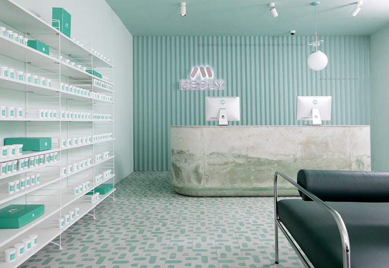 Мятная аптека Medly Pharmacy в Бруклине фото дизайнерского интерьера