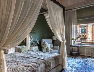 Спальня. Текстильное оформление кровати и окон выполнено на заказ по эскизам авторов проекта.