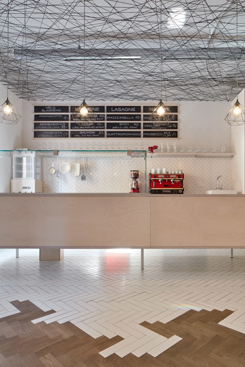 Кафелазаньерия в Праге фото минималистичного интерьера от Mar.s Architects