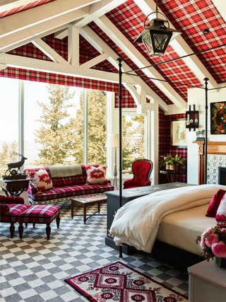 Главная спальня снабжена огромным окном выходящим на окрестные горы и леса. Ковер Anthony Monaco Carpet  Textile Design...