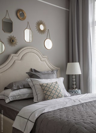 Спальня. Декоративные зеркала HM Home кровать  Dantone Home. Постельное белье Yves Delorme.