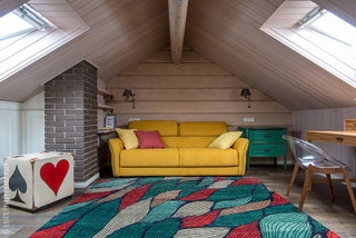 Игровая комната в мансарде. Пуф Uttermost. Ковер Wave Multicolour New Rug. Бра ZeppelinLauren Home Concept Interiors....