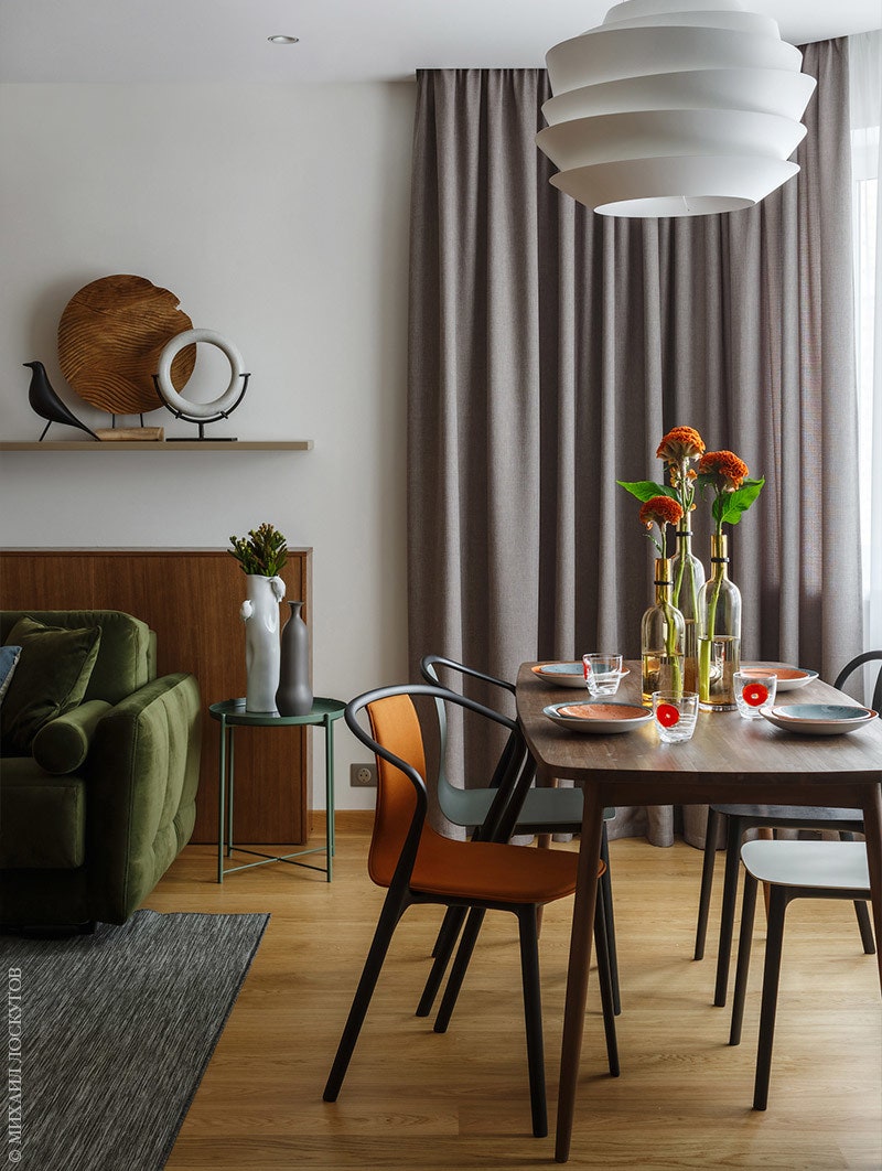 Фрагмент столовой и гостиной. Шкафы за диваном и полка над ним сделаны по эскизам архитектора. Журнальный столик IKEA....