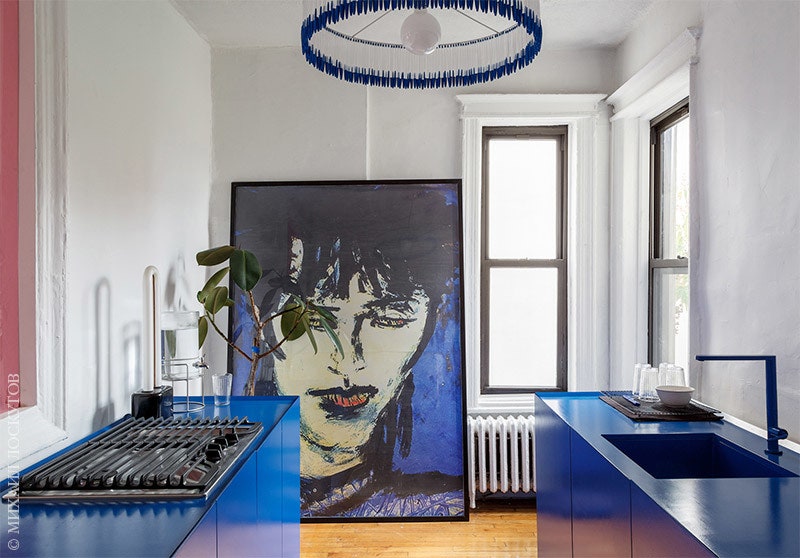 Кухня. Постер — увеличенная копия обложки последнего альбома Виктора Цоя. Мебель сделана из МДФ.