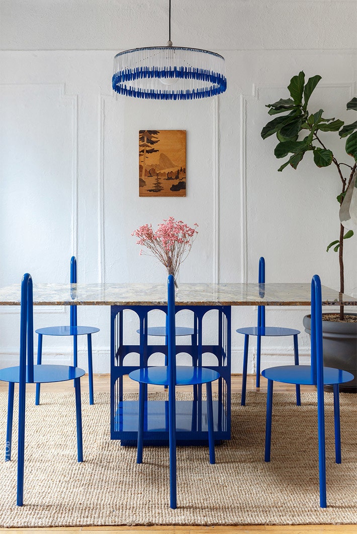 Мебель для столовой сделана по дизайну Нуриева причем основанием для стола служит этажерка на которую он водрузил...