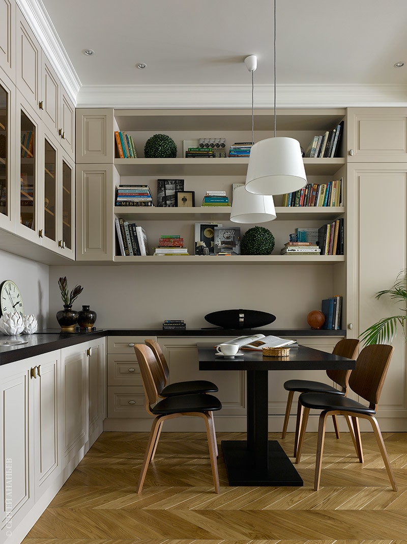 Кухонные шкафы открытые полки и встроенная мебель для достиной спроектированы Викторией как единое целое.