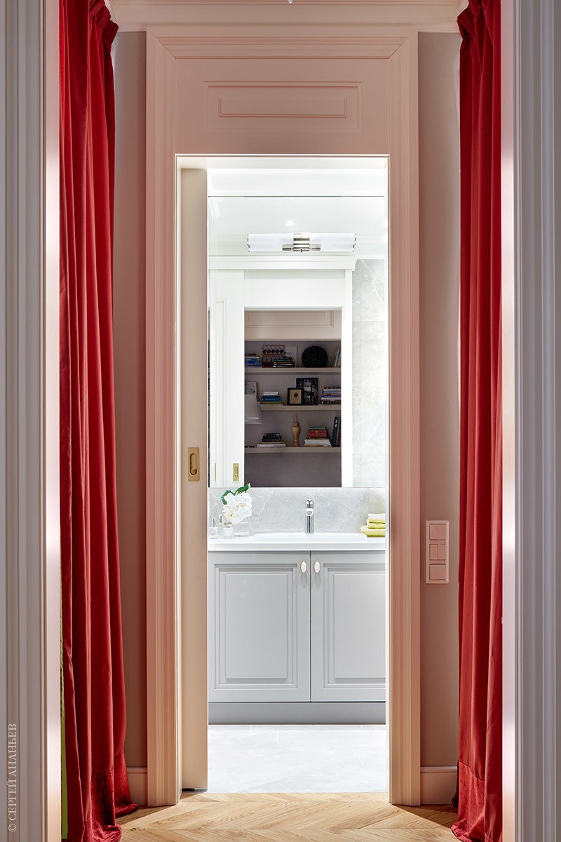 Вид на ванную со стороны кухни. Шторы  создают иллюзию анфилады.