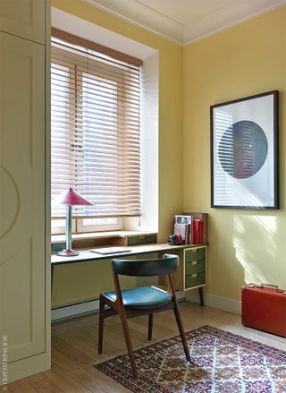 Встроенный стол и откидная кровать  в кабинете сделаны по эскизам Ватолиной. Радиатор под окном заменили на теплый...