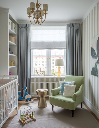 Детская комната. Люстра Visual Comfort табурет Zara Home ковер Ikea кресло Estetica обои Manuel Conovas.