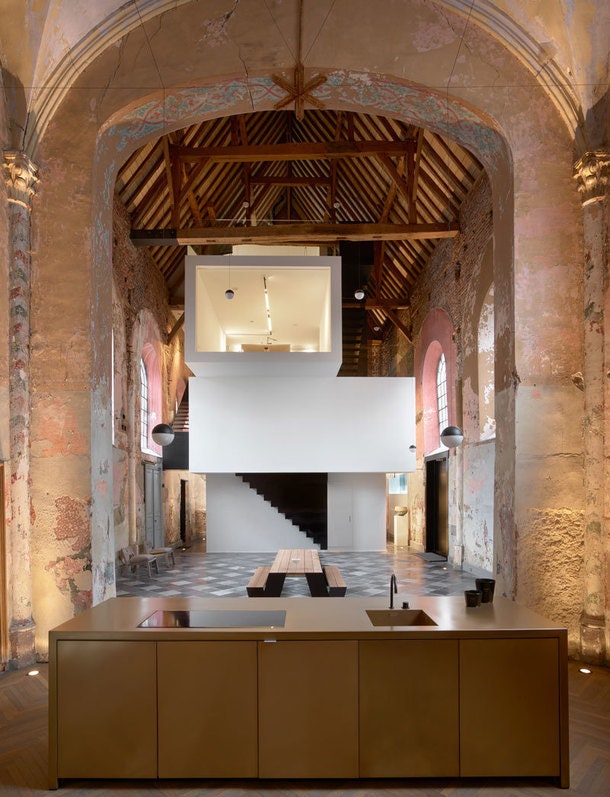 Офис архитектурного бюро внутри старинной церкви в Бельгии бюро Klaarchitectuur. Архитекторы создали огромный опенспейс...