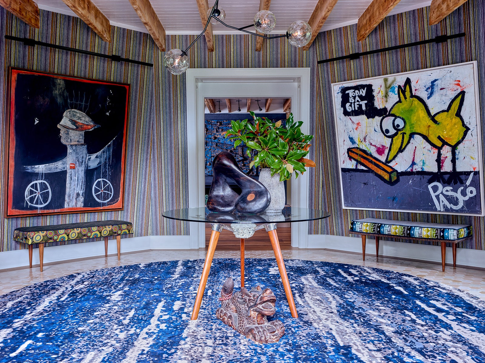 Вестибюль украшают картины Ати Седжвик и Pascó The Great. Обои Phillip Jeffries.