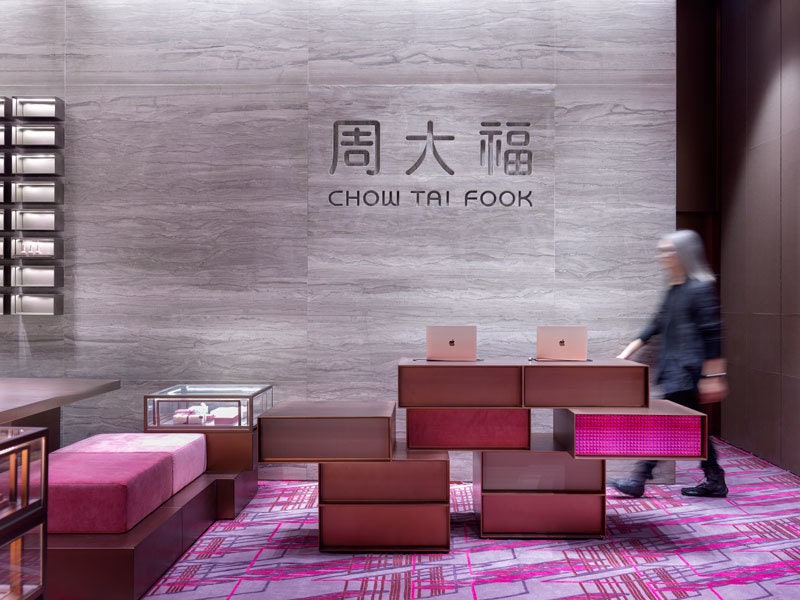 Ювелирный магазин Сhow Tai Fook в Гонконге интерьеры в оттенках розового