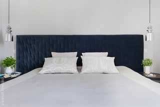 Спальня. Изголовье кровати в бархате Dedar изготовлено по индивидуальному проекту бюро. Покрывало в шерсти Sacho подушки...