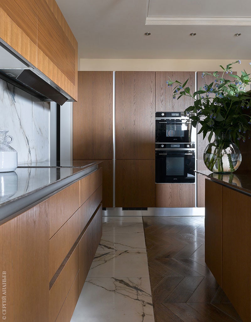 Кухонный фартук и пол в зоне готовки выложены керамогранитом.