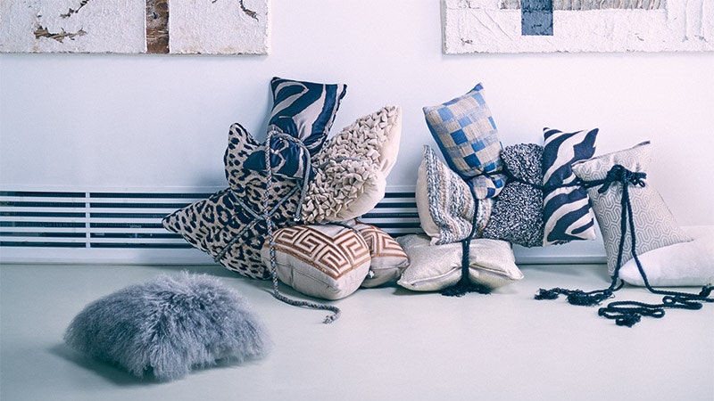 Уютные пледы и подушки в зимней съемке AD текстиль как произведения абстрактного искусства