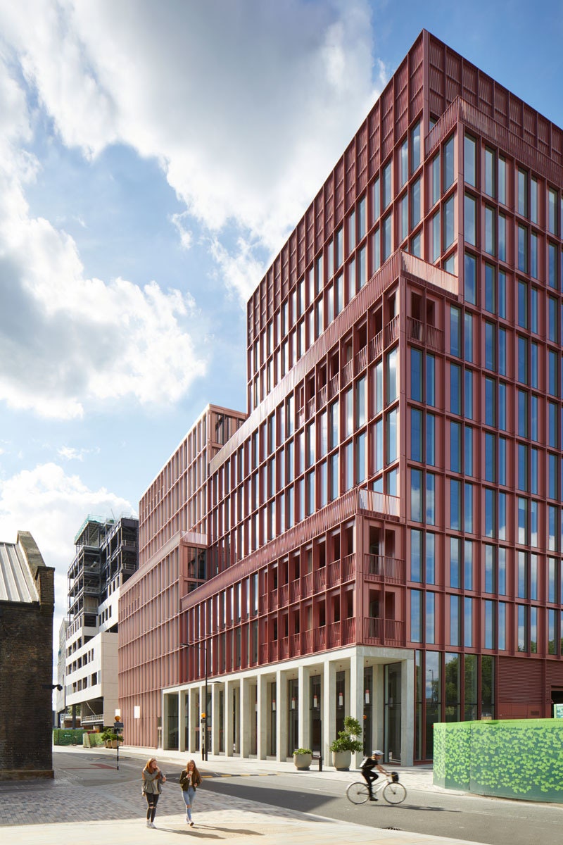 Розовый офис в Лондоне проект архитекторов из бюро Duggan Morris Architects