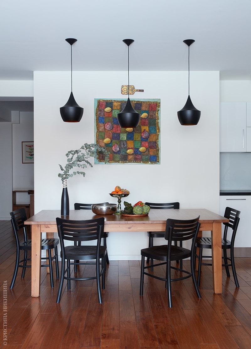 Столовая. Кухня “Мария” стол и стулья ИКЕА свет Tom Dixon посуда — винтаж. Картина написана художником Михаилом...