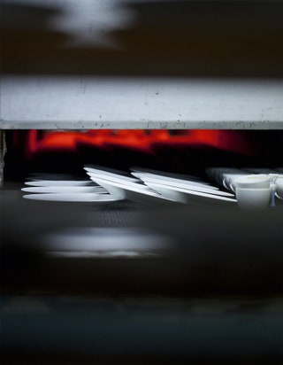До нанесения декора фарфоровые изделия обжигаются в газовой печи дважды — по 24 часа.