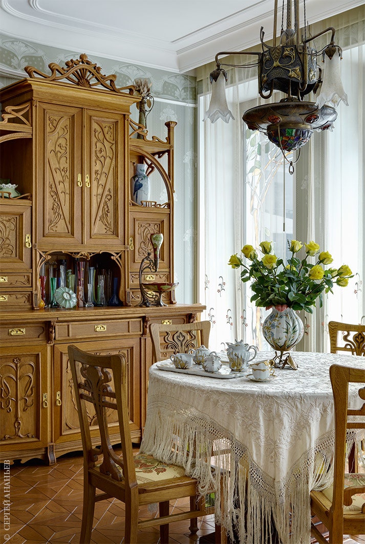Буфет стулья люстра и ­скатерть из кантонского шелка — антиквариат из коллекции хозяев.