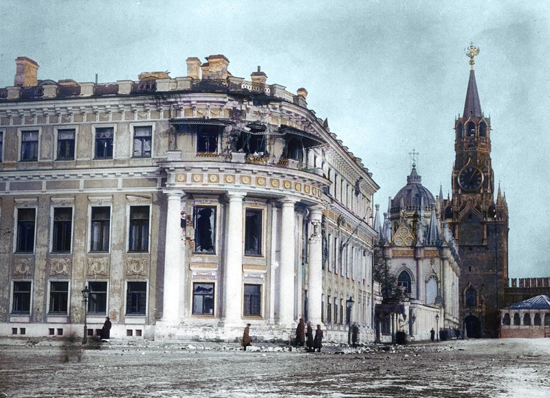 Полуразрушенный Малый Николаевский дворец 1917.